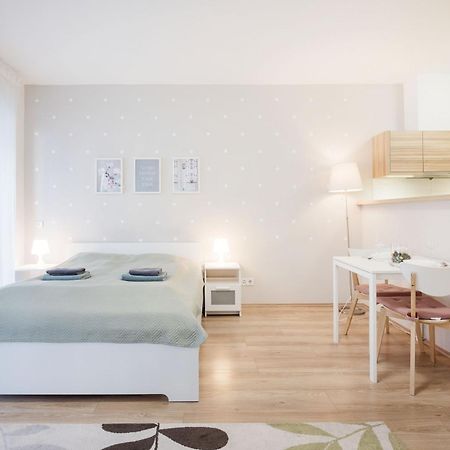 The Chic Crib With Balcony Apartment Budapest Exterior photo